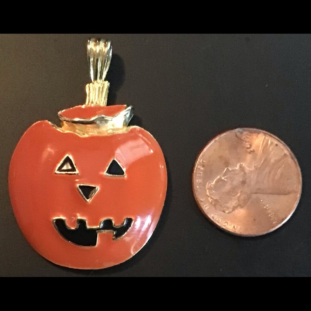 Gold tone Halloween pumpkin pendant